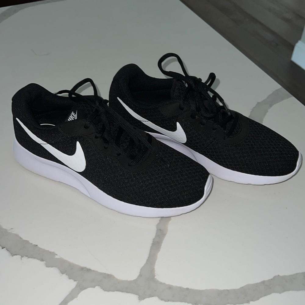 Nike Tanjun Women’s Sneakers